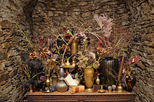 Perfekte Symbiose: Bei der Geffllung von 
<b>Sarah von Aarburg </b>
treffen metallischer Glanz auf tiefes Violett und edle Blten. 