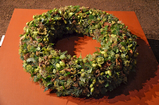 Der Kranz von
<b> Karin Freder</b>
 hatte das Thema Wald und Waldboden. Alle Materialien sammelte sie selbst in einem Mischwald.