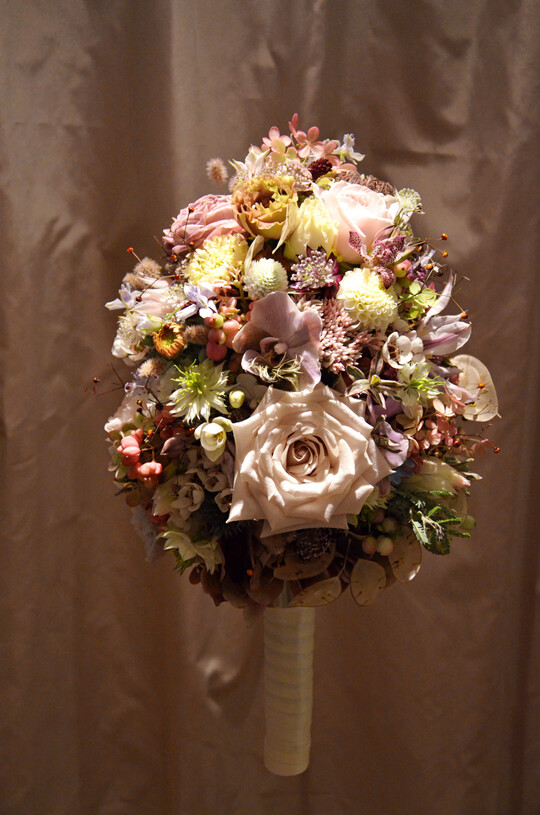 Im Brautschmuck von 
<b>Kevin Wieland </b>
wurden alle Floralien zu einem Strau gebunden.