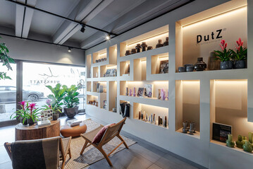 Florale Atmosphäre mit Klangkulisse: In der Floralen Werkstatt in Lana unterstreicht dezente Hintergrundmusik das Einkaufserlebnis. Die knapp 200 m² große Verkaufsfläche wurde mit Lautsprechern von NewTec Design : Audio ausgestattet. Das Floristen-Team lässt hier einen Mix aus aktuellen Radio-Hits und Chill-Out-Musik laufen.