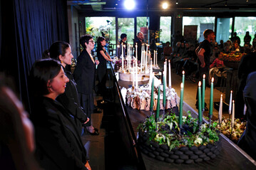 Der Moment des Kerzenauspustens wurde feierlich zelebriert. 