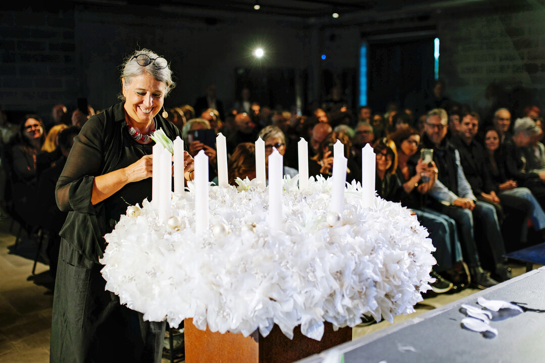 Annette Gottmann beim Vollenden eines schneeweien XXL-Kranzes.  