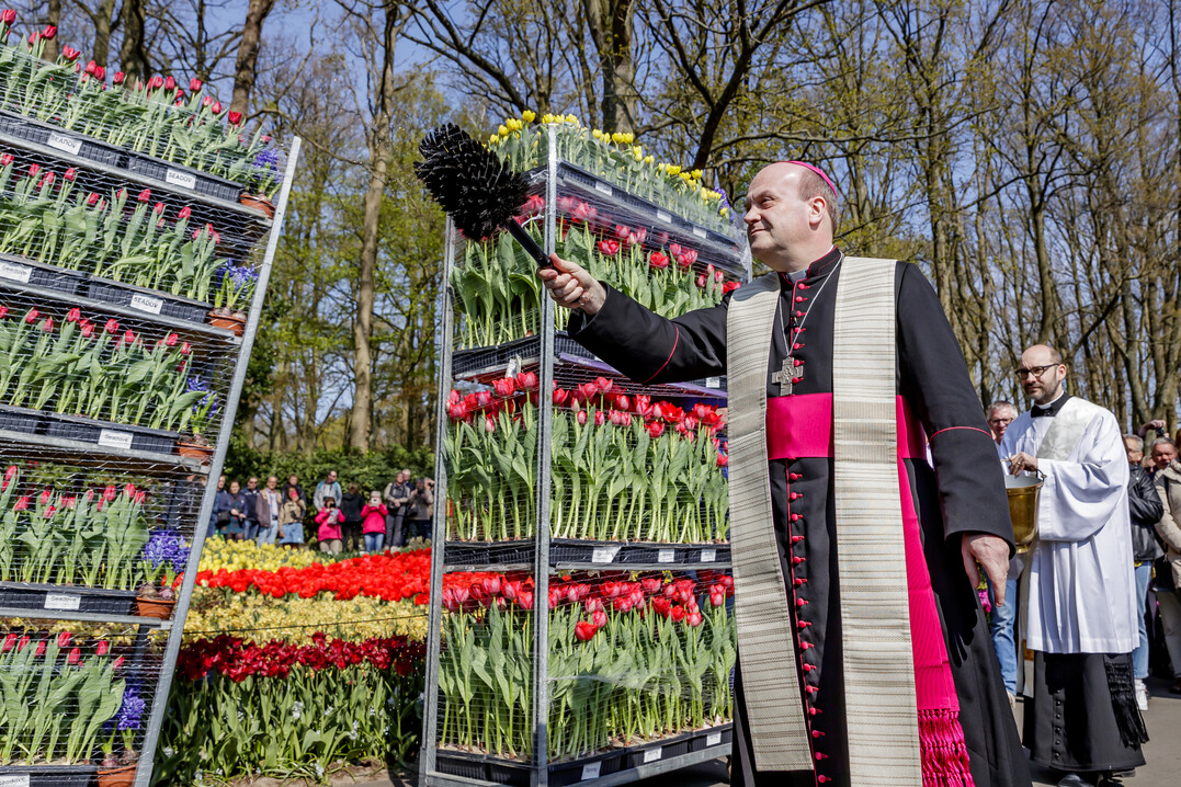 Seine Exzellenz Herr Van der Hende, Bischof von Rotterdam, segnet den Blumentransport.