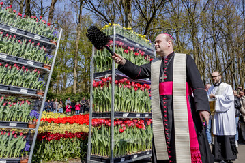 Seine Exzellenz Herr Van der Hende, Bischof von Rotterdam, segnet den Blumentransport.