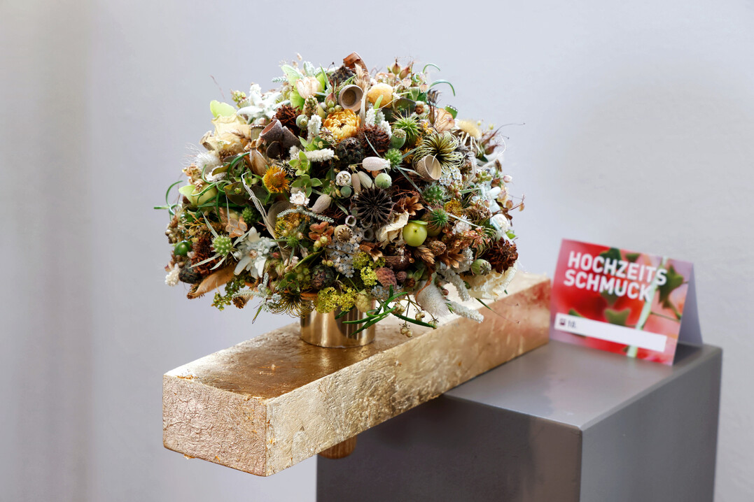 Lilli Heuer aus dem Betrieb Schick Blumenbinder in Nieder�sterreich erreichte den 3. Platz in der Kategorie Brautstr�u�e. Sie steckte eine florale Vielfalt von Wiese, Wald und Feld zu einer Kuppelform f�r eine Hochzeit im Dirndl. 