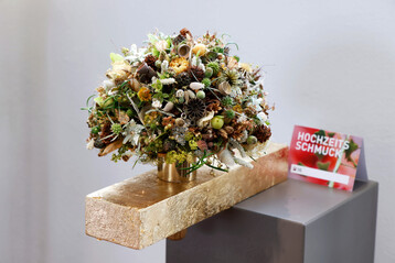 Lilli Heuer aus dem Betrieb Schick Blumenbinder in Nieder�sterreich erreichte den 3. Platz in der Kategorie Brautstr�u�e. Sie steckte eine florale Vielfalt von Wiese, Wald und Feld zu einer Kuppelform f�r eine Hochzeit im Dirndl. 