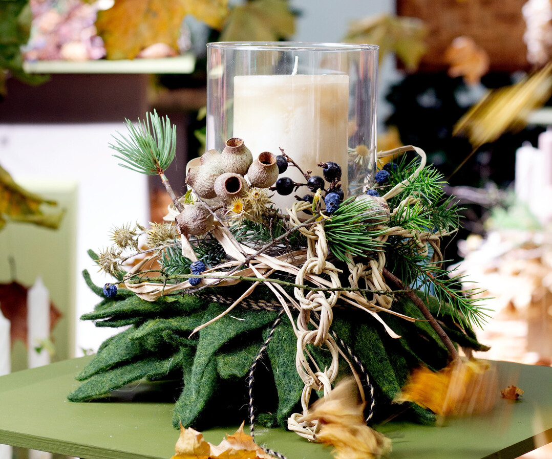 Hier zeigt sich Anja Ersings Stärke für Natürlichkeit: Früchte, Zweige und handgearbeitete Strukturen bringen die Waldstimmung direkt in den Verkaufsraum.