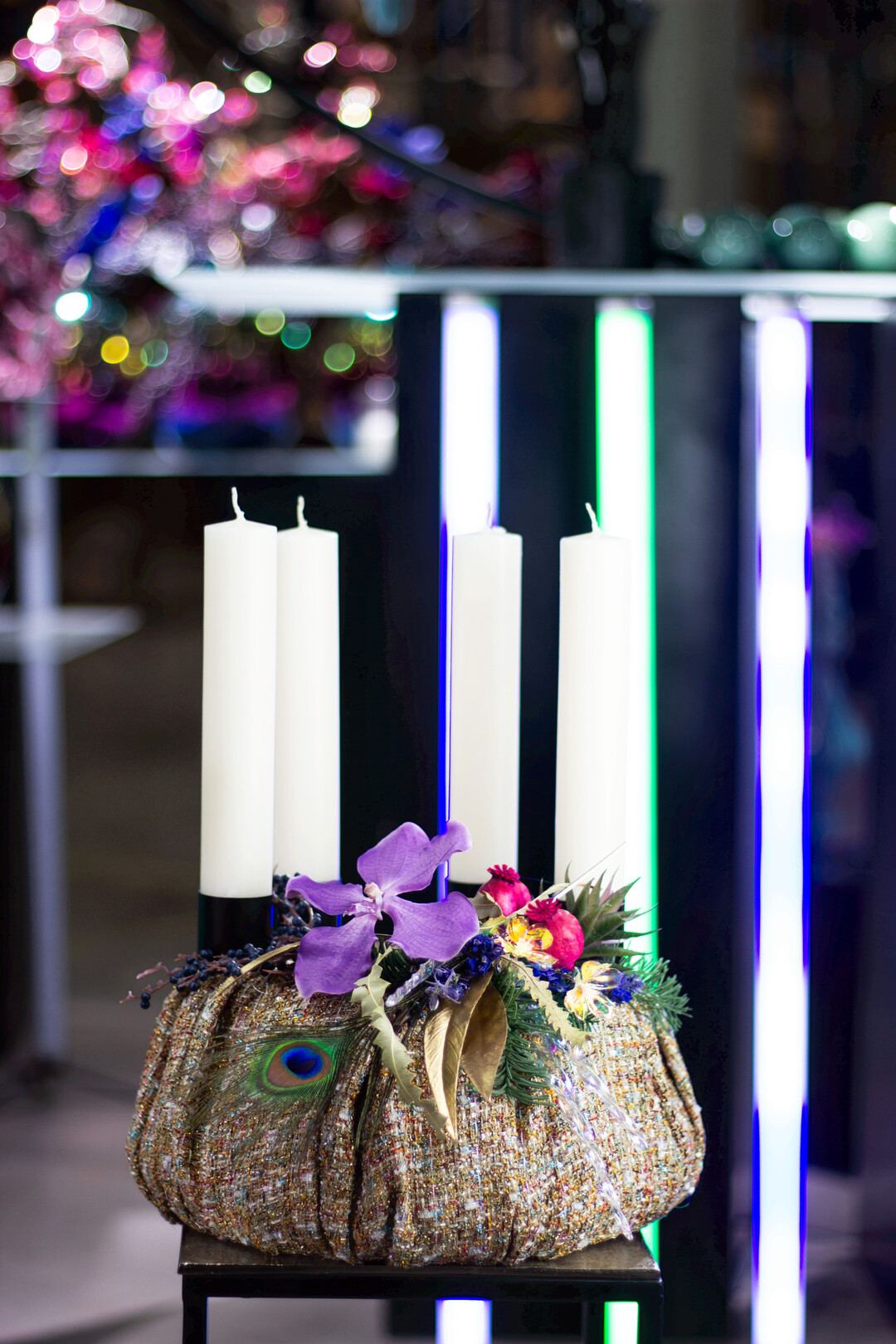 Ein mutiger, reduzierter Look f�r die Trendbewussten: Gl�nzende Oberfl�chen, intensive Farben und klare Formen treffen auf florale Akzente in Lila und Pink. Diese Werkst�cke bringen Bewegung und Licht in moderne Verkaufsfl�chen � perfekt f�r Schaufenster mit Eyecatcher-Charakter und j�ngeres Publikum.