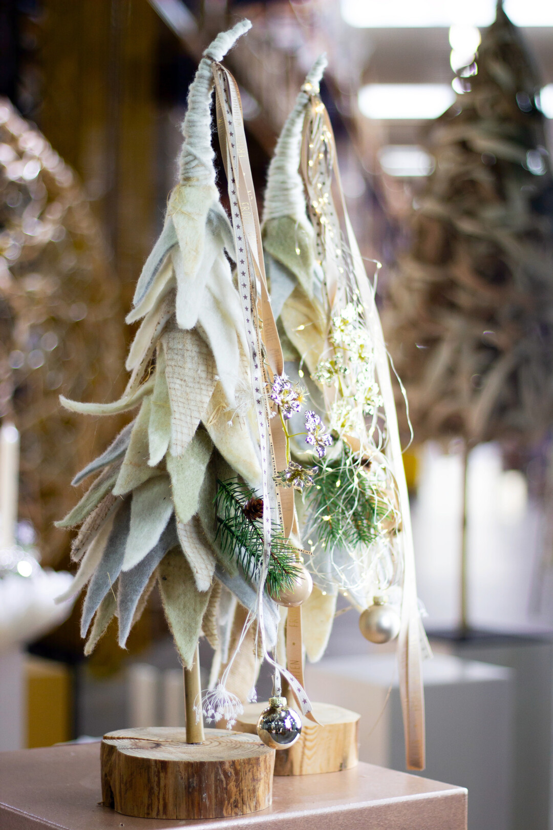 B�umchen aus Filz zeigen die ruhige Seite der Weihnachtszeit. In sanften Creme- und Graut�nen, kombiniert mit Holz und Glas, entsteht eine Atmosph�re von Geborgenheit und skandinavischer Leichtigkeit.