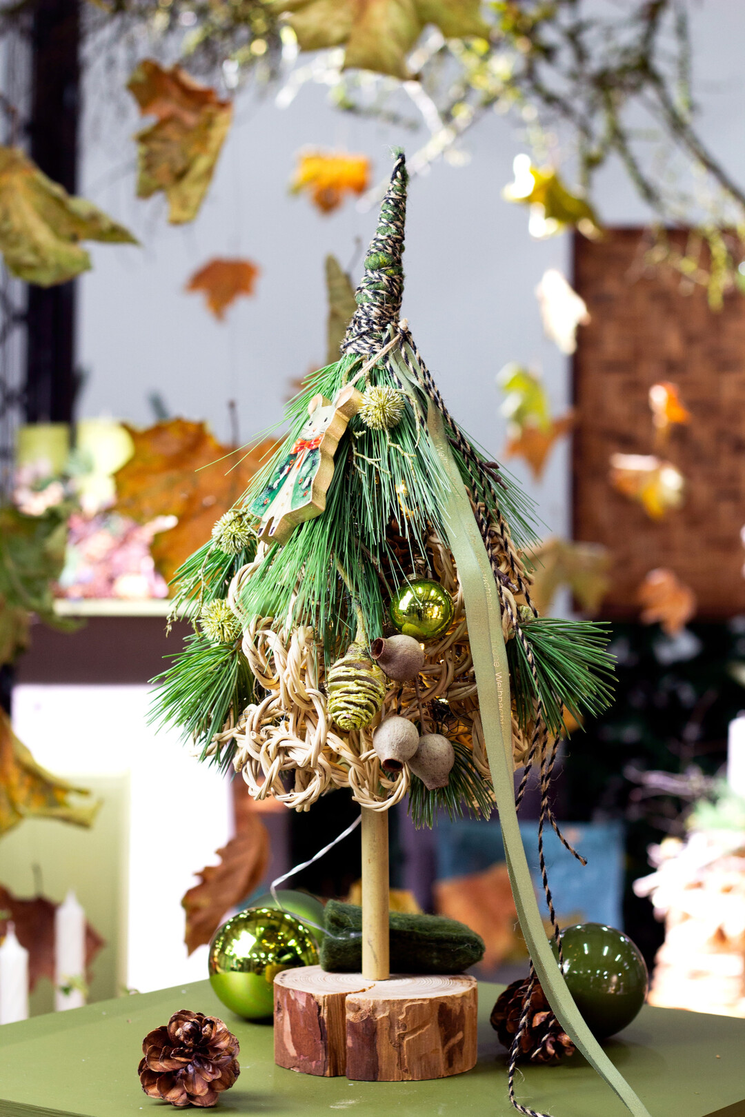 Die Kombination aus matten Gr�nt�nen, groben Texturen und handwerklicher Raffinesse inspiriert zur Dekoration im Landhaus- oder Chaletstil � authentisch, bodenst�ndig und dabei �u�erst verkaufsstark.