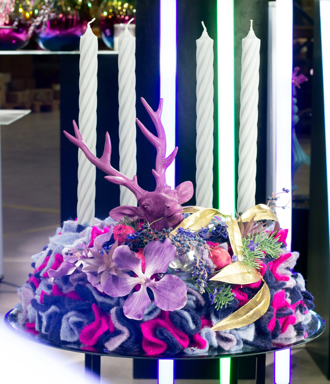 Ein mutiger, reduzierter Look f�r die Trendbewussten: Gl�nzende Oberfl�chen, intensive Farben und klare Formen treffen auf florale Akzente in Lila und Pink. Diese Werkst�cke bringen Bewegung und Licht in moderne Verkaufsfl�chen � perfekt f�r Schaufenster mit Eyecatcher-Charakter und j�ngeres Publikum.