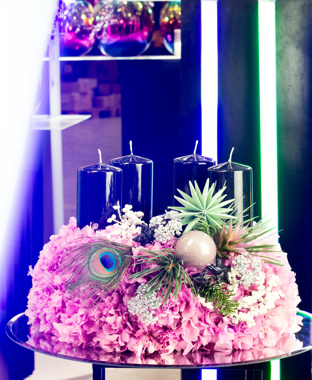 Ein mutiger, reduzierter Look f�r die Trendbewussten: Gl�nzende Oberfl�chen, intensive Farben und klare Formen treffen auf florale Akzente in Lila und Pink. Diese Werkst�cke bringen Bewegung und Licht in moderne Verkaufsfl�chen � perfekt f�r Schaufenster mit Eyecatcher-Charakter und j�ngeres Publikum.