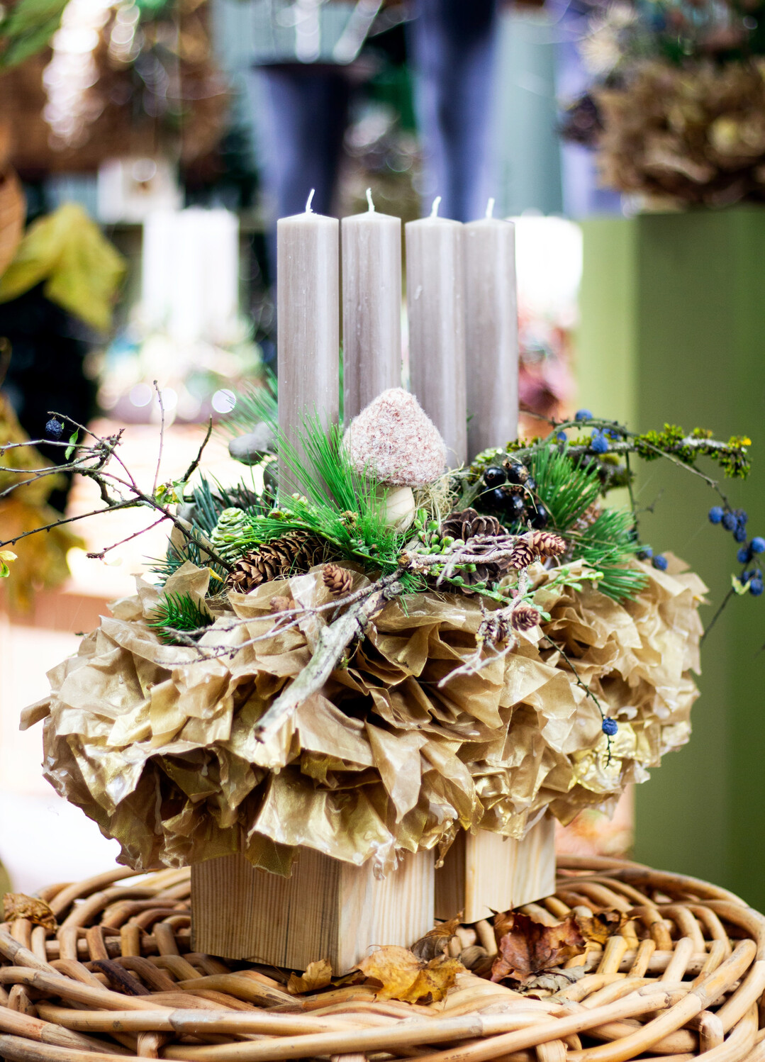 Die Kombination aus matten Gr�nt�nen, groben Texturen und handwerklicher Raffinesse inspiriert zur Dekoration im Landhaus- oder Chaletstil � authentisch, bodenst�ndig und dabei �u�erst verkaufsstark.