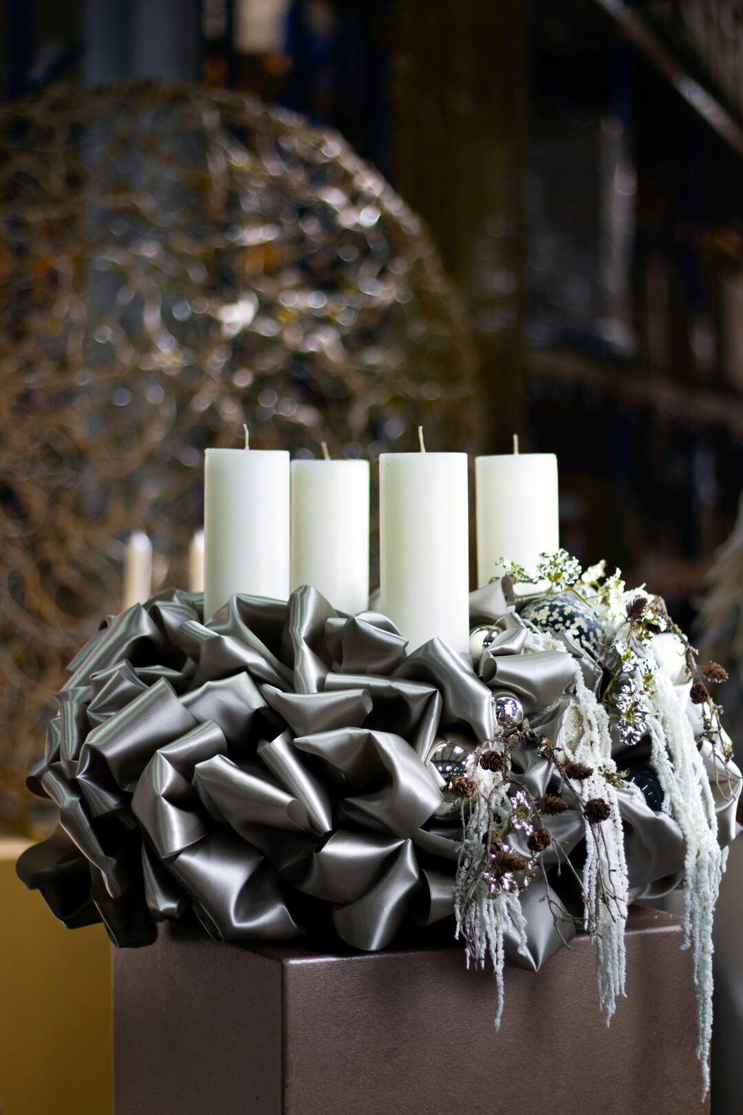 Ein edler Blickfang in k�hlem Metallic-Look: Dieser Kranz aus gef�lteltem Satinband zeigt, wie glamour�s moderne Adventsfloristik wirken kann � ganz ohne �berladen zu sein. Feine Eiskristall-Accessoires und kaskadierende Dekoelemente verleihen ihm Bewegung und Tiefe.