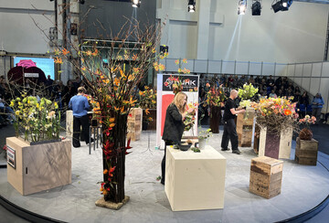 Auf der drehbaren Bhne in der FDF-World in Halle 5 fanden tglich mehrere Floristik-Shows statt. 