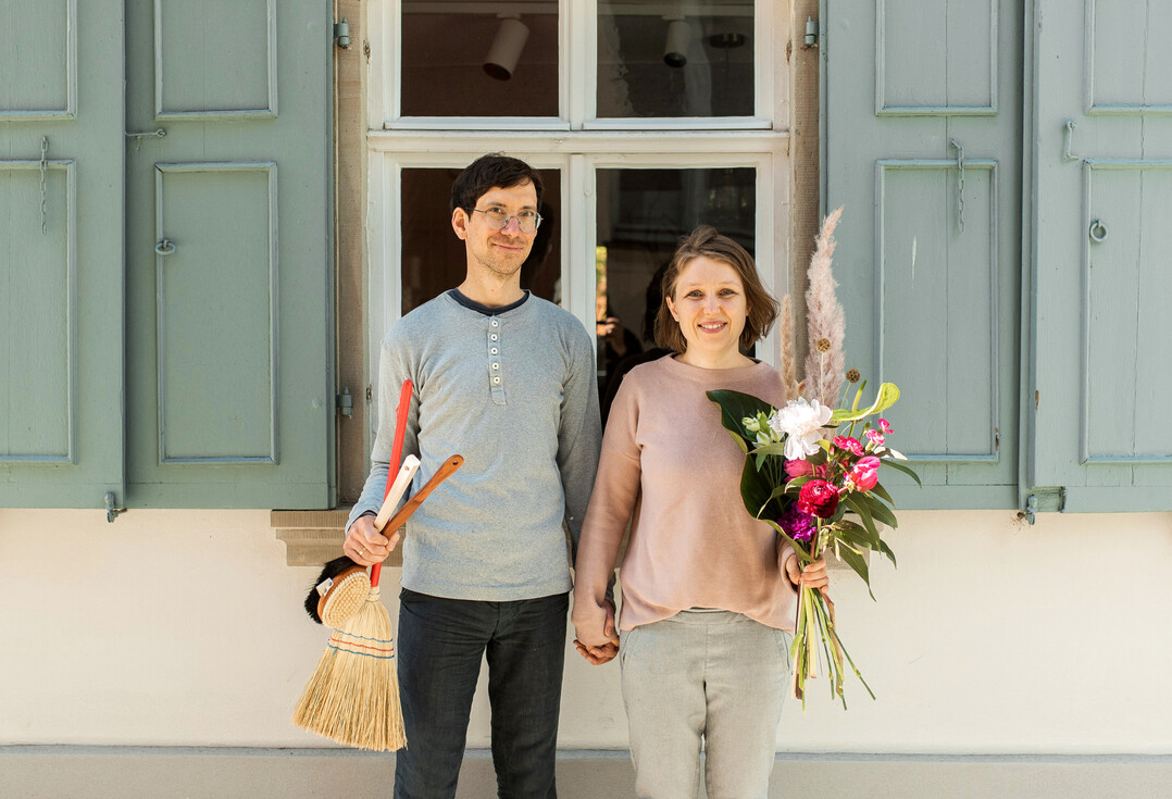 Katharina und Kilian Schumm arbeiten T�r an T�r im alten Stadthaus seiner Gro�eltern � er in der B�rstenmanufaktur seiner Familie und sie in ihrer Floristikwerkstatt.