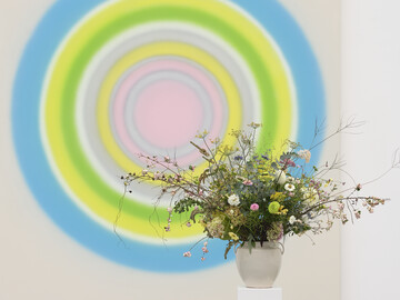 Florale Interpretation von Heidi Huber, Frauenfeld,
zum Werk von Ugo Rondinone (*1964), viertermaineunzehnhundertzweiundneunzig, 1992
Aargauer Kunsthaus / Schenkung Ugo Rondinone