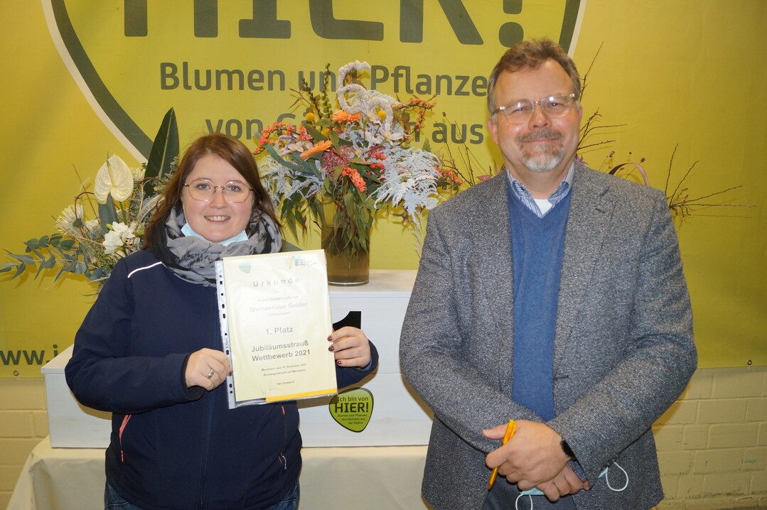 Die Siegerin Anne Geider-Lehnen mit Marktleiter Hans-Georg Biller