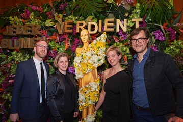Jrgen Herold, Elisabeth Schoenemann, Dominique Ostheeren und Nicolaus Peters mit der goldenen LOLA.
