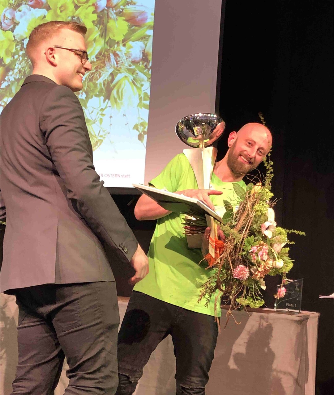 Heiko Steudtner reicht den Wanderpokal an Rocco Wustmann weiter.