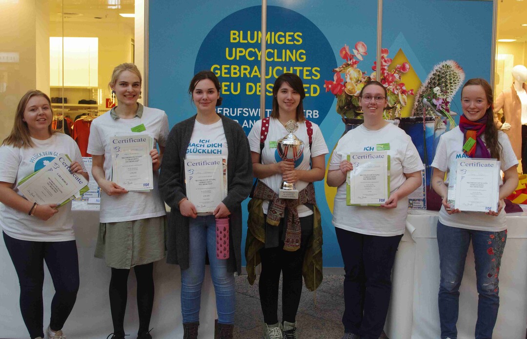 Die Siegerinnen und die Gewinnerinnen der Sonderpreise (v.l.n.r.): Lara Borck, Rachel Isensee, Lena Schernau, Patricia Bohn, Chiara Cervetta, Leona Schiers