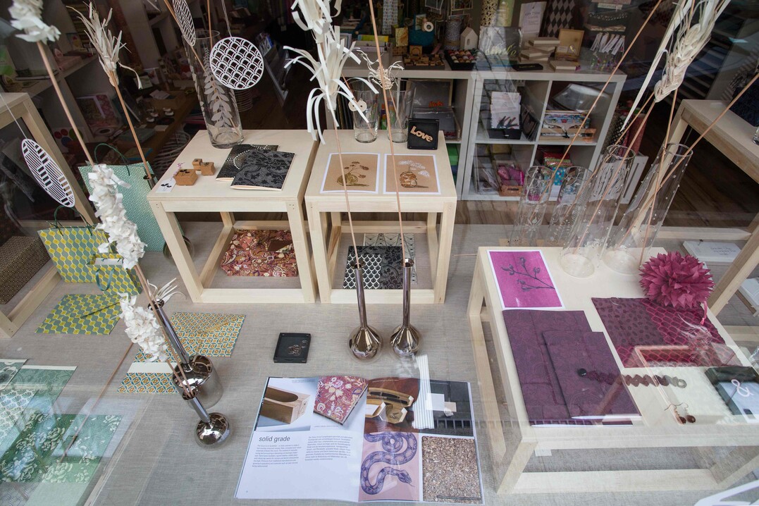 Detailansicht des Living-Paper-Schaufensters.