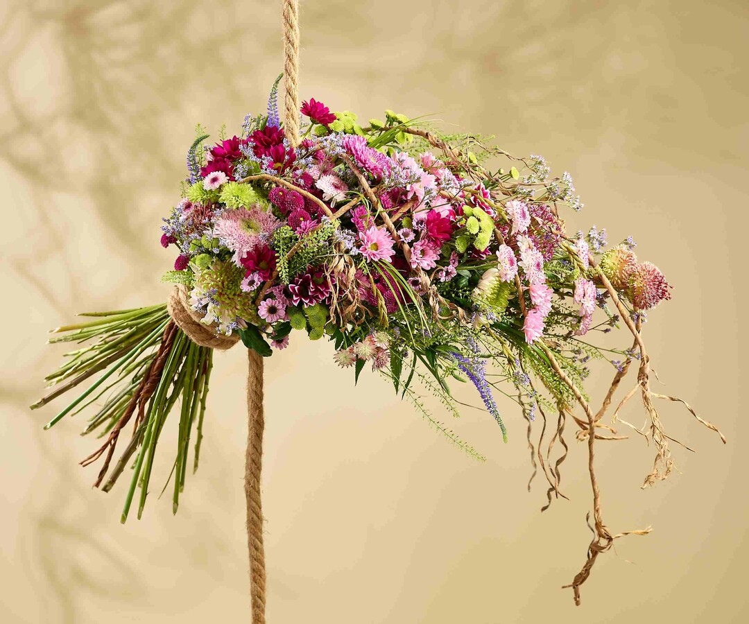   hanging flowers ist ein Strau in Tropfenform, der von einer rustikalen Kordel gehalten wird  dynamisch und abwechslungsreich wie das Leben.