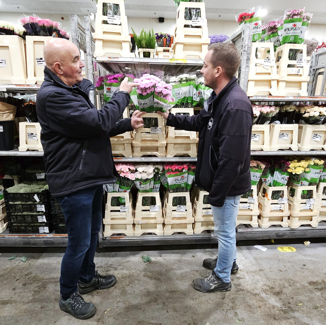 Erfahrung trifft Zukunft: Loe Rutten (l.) hat die Unternehmensverantwortung 2025 in die Hnde seines Sohnes Niels gelegt, bleibt aber als erfahrener Ansprechpartner im Unternehmen. Der fachliche Austausch ist den beiden wichtig. 