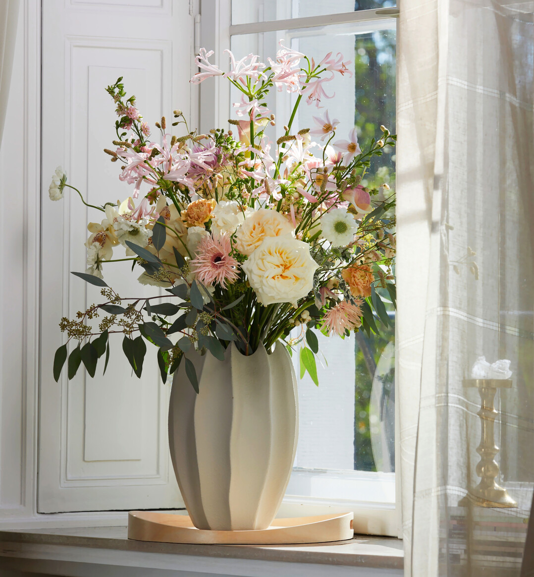 Die Farben sind hell und pastellig, die Floralien zart 