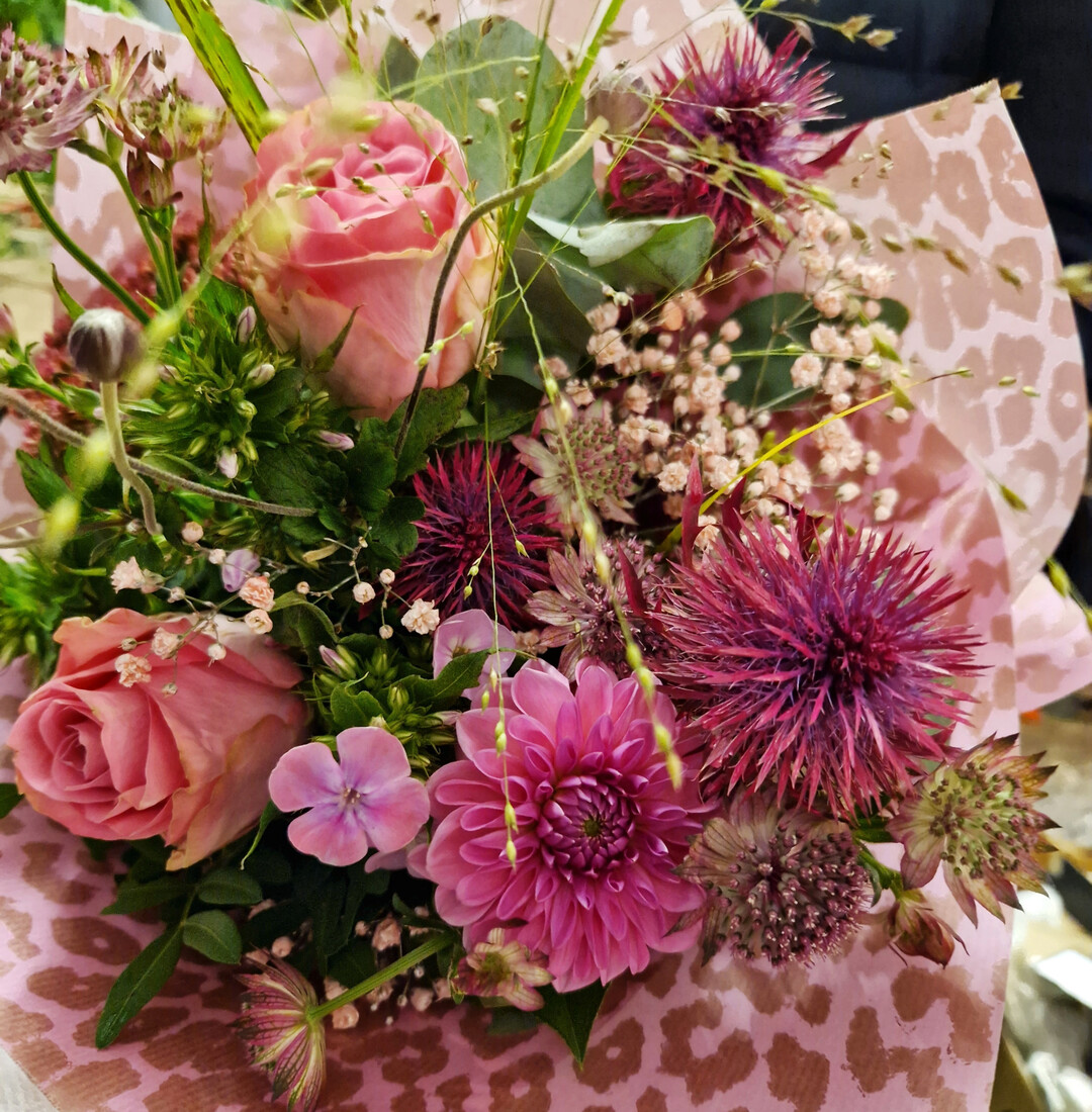 Wie der Strau� den Laden verl�sst, ist die wichtigste Werbung f�r das Blumengesch�ft. Das Papier genauso wie die Art der Verpackung sind eine erweiterte Visitenkarte. 