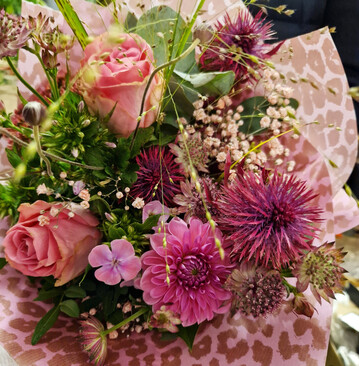 Wie der Strau� den Laden verl�sst, ist die wichtigste Werbung f�r das Blumengesch�ft. Das Papier genauso wie die Art der Verpackung sind eine erweiterte Visitenkarte. 