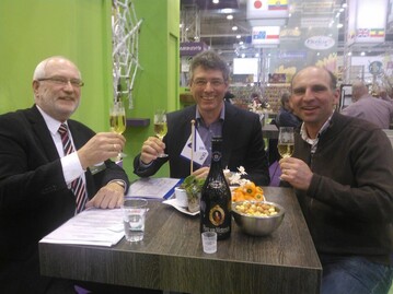 Die Verhandlungen mit Alflora wurden auf der IPM in Essen abgeschlossen und nach der Vertragsunterzeichnung mit einem Glas Sekt gefeiert (von links nach rechts): Reiner Wilk, Geschftsfhrender Vorstand des BZG, Horticoop-Direktor Igo Janssen und BZG-Vorstand Christian Pippert.