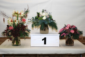 Das Siegertrio des Adventsstrauwettbewerbs 2025 mit der Vorgabe, einen Adventsstrau fr
75 Euro zu gestalten.