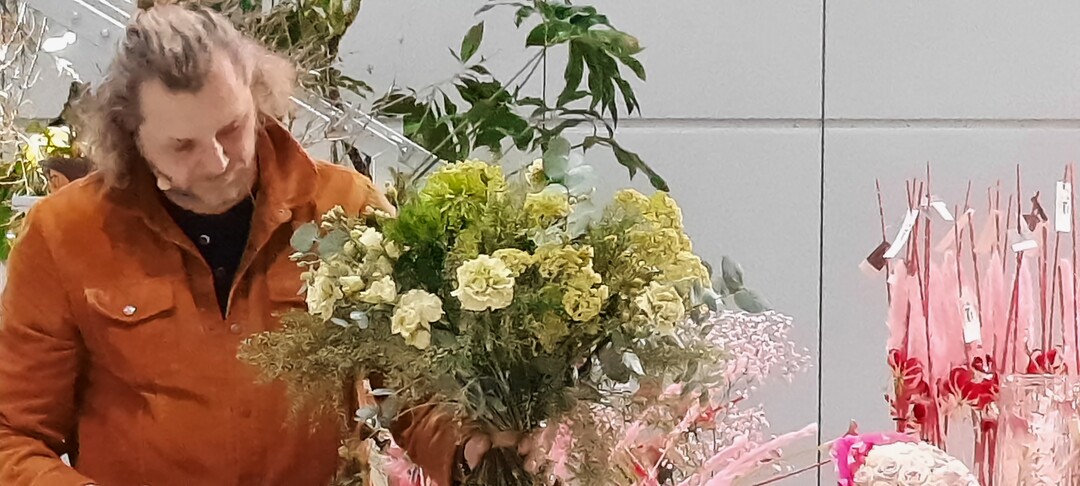 Azubi-Tag auf der Cadeaux 2023 in Leipzig: David Gehrisch zeigt Floristik-Trends.