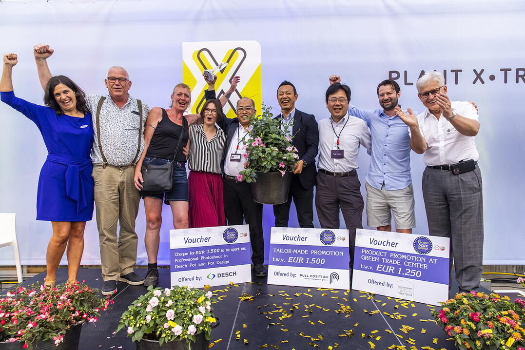 Fleuroselect hat den FleuroStar-Award 2023/24 an Mandevilla Sundaville Double Blush Pink von MNP/Suntory verliehen. Klaas Droog, Sales & License Manager, Francesca Lanzillotta, Marketing & Communications Manager und Erwin Giezen, Head Marketing, Communications & Trade und Kollegen nahmen den Preis aus den Händen von Karol Pawlak, Präsident von Fleuroselect und Generalsekretärin Ann Jennen entgegen.