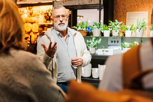 POS-Experte Romeo Sommers zeigt im IPM-Discovery-Center trendorientierte Pflanzenpräsentationen.