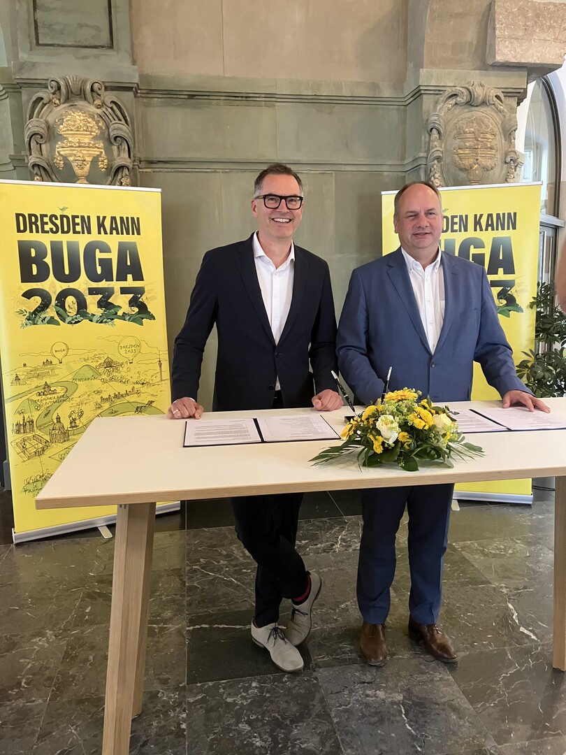 Bild:
Dr. Achim Schloemer, Geschftsfhrer der Deutschen Bundesgartenschau-Gesellschaft (l.) und 
Dresdens Oberbrgermeister Dirk Hilbert freuen sich ber die Vertragsunterzeichnung.