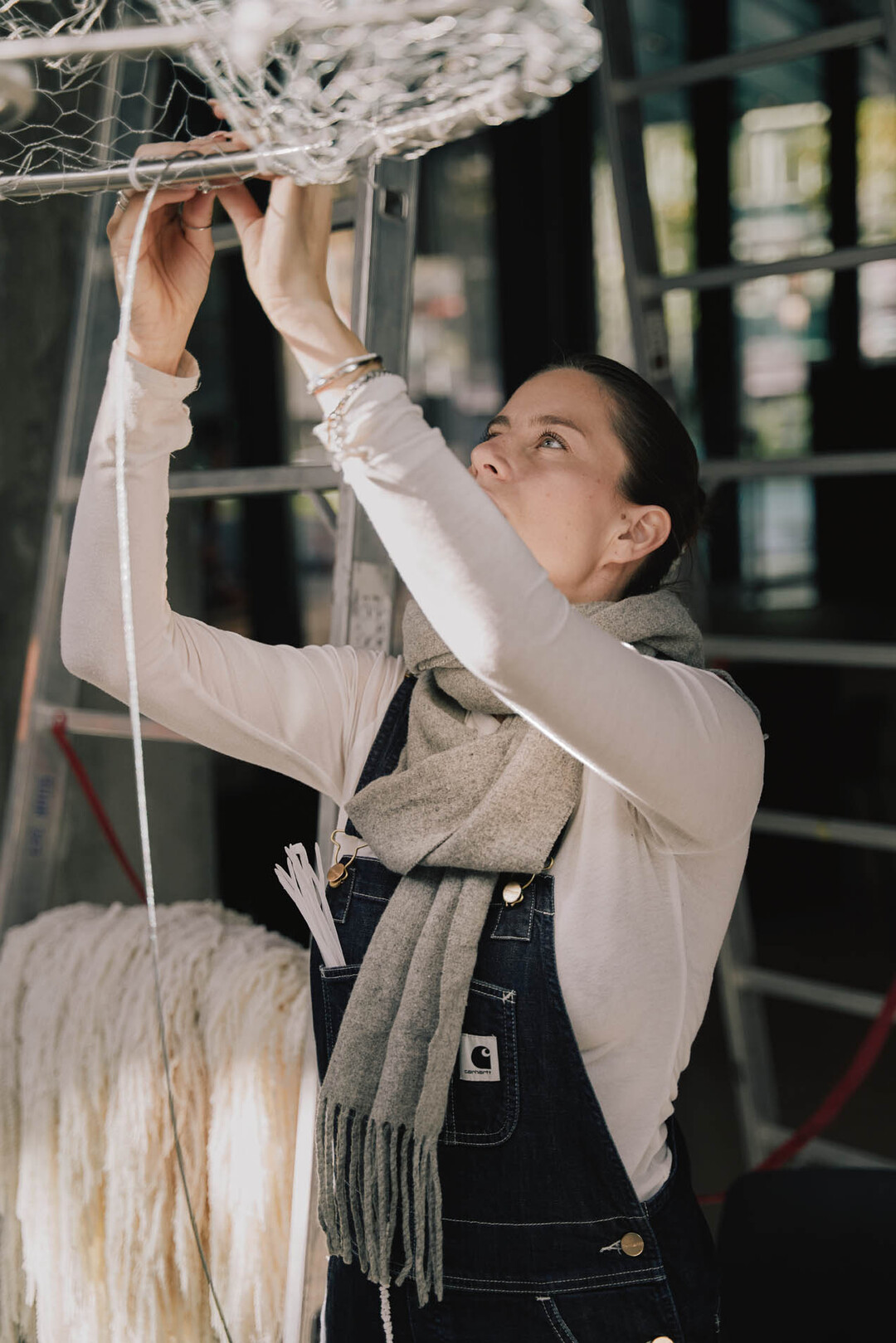 Die genaue Technik, um den Amaranth an die Unterkonstruktion aus geschweiten Metallringen und Hasendraht anzubringen, gibt Valentina Teinitzer nicht preis. 