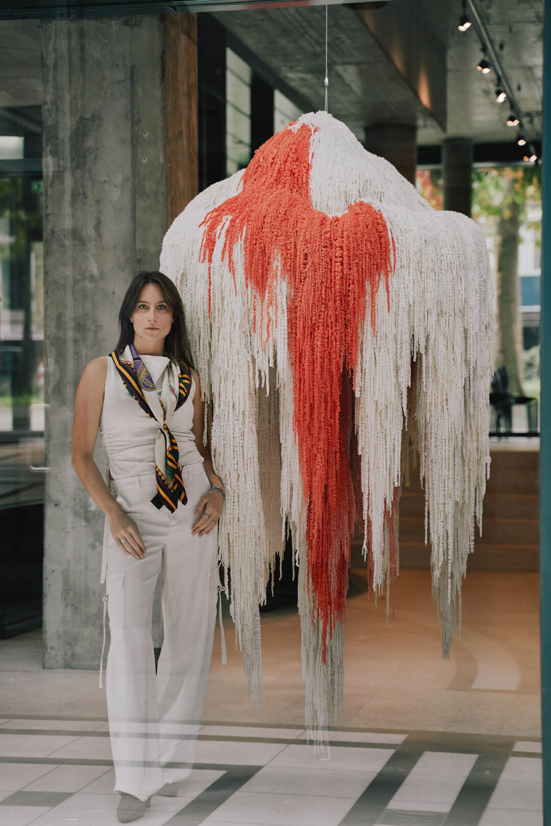 Current ist fr den Erwerb als permanente Installation erhltlich. Kufer knnen eine langlebige florale Kunstinstallation erwerben, die nicht nur den Raum schmckt, sondern eine tiefe emotionale Wirkung hinterlsst. Preis auf Anfrage.