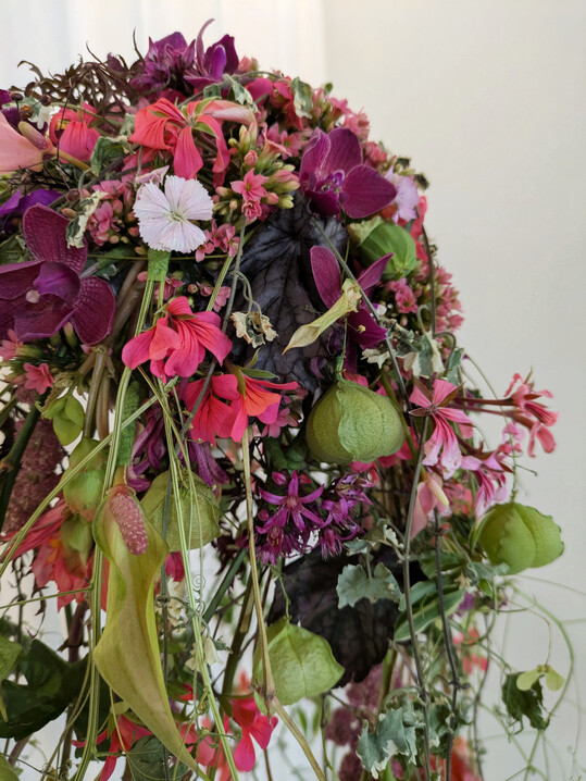 Die tief dunkelroten Bl�tter des Purpurgl�ckchens (
<i>Heuchera) </i>
verleihen diesem abflie�enden Brautstrau� optische Tiefe. 