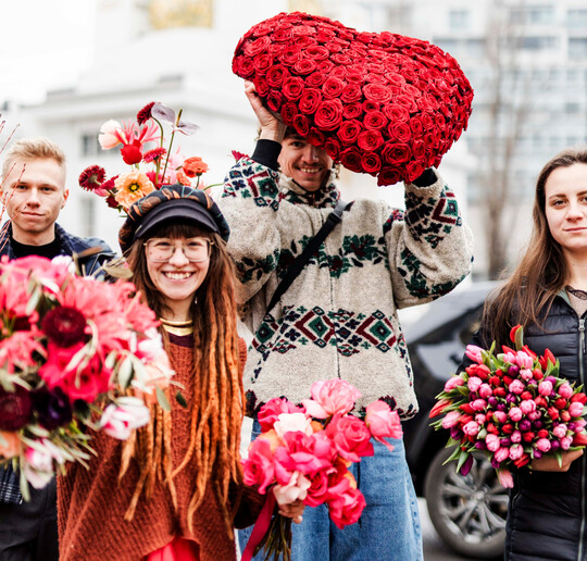 Menschen, Blumen, Momente: Die Protagonistinnen und Protagonisten der Valentinstags-Kampagne trugen die Blumen dorthin, wo sie ihre größte Wirkung entfalten – mitten unter die Menschen. Sie wollten damit zeigen, wie kraftvoll das Handwerk ist, wenn es sichtbar wird und Menschen im Alltag erreicht.
