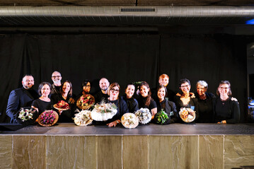 Die diesj�hrige Abschlussklasse des Ausbildungsgangs auf dem zweiten Bildungsweg. 
<b>Annette Gottmann</b>
 (2. v. r.), Leitung der Flower Academy Officina delle Piante, steht links neben ihrer Assistentin 
<b>Paola Caccia</b>
. Floraldesigner 
<b>Klaus Wagener</b>
 (3. v. l.) war Gastflorist der gro�en B�hnenshow.