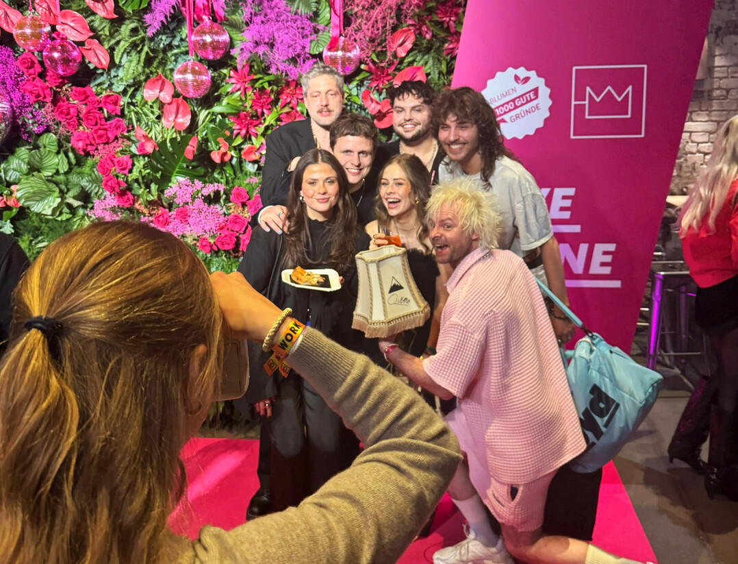 Zum dritten Mal in Folge war die Flowerwall der Initiative ein beliebter Foto-Spot der 1LIVE Krone. Stars, Gäste und Gewinner nutzten den blumigen Hintergrund fleißig für ihre Fotos und sorgten so für noch mehr Social-Media-Reichweite.