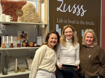 Vollst�ndige Lifestyle-Marke: Mireille van der Sprong und ihre Kolleginnen pr�sentierten im Januar erstmals die Marke Zusss auf einer deutschen Messe. Das Portfolio reicht von Mode �ber modische Accessoires bis hin zu Wohntextilien und Serien f�r den gedeckten Tisch. 
<a href="https://www.zusss.nl" target="_blank" >www.zusss.nl</a>