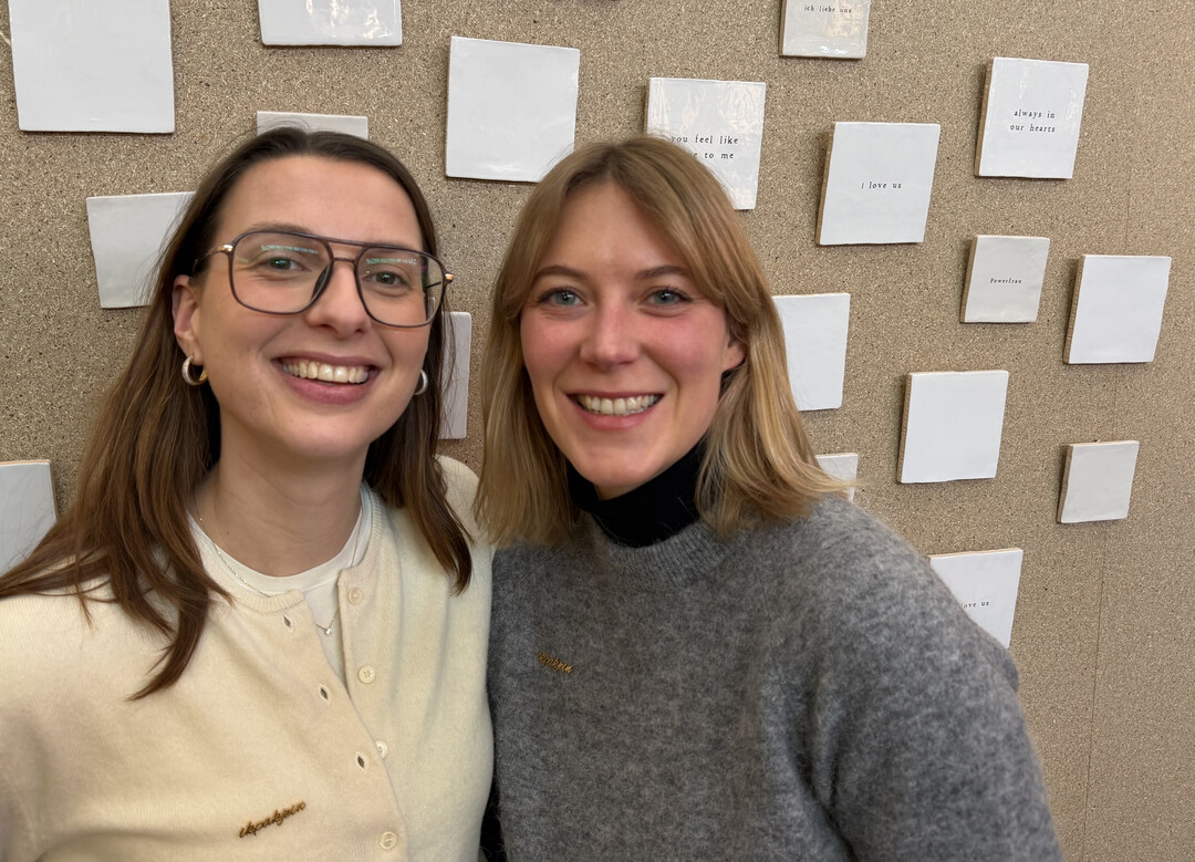 Zarter Stempellook: Die kreativen Macherinnen hinter der Marke Ik pak je in aus den Niederlanden formulieren zarte Botschaften und brachten zum ersten Messeauftritt in München Tassen, Wandkacheln, Grußkarten und andere Geschenkartikel mit.
<a href="https://www.ikpakjein.nl" target="_blank" >www.ikpakjein.nl</a>