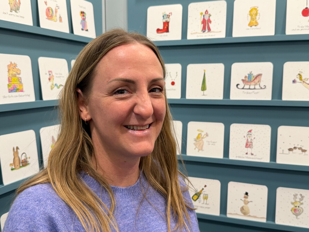 115 Aquarellmotive: Die Künstlerin Sandra Zeggl aus Hall in Tirol war mit Tassen, Karten und Geschenkideen erstmals auf einer Ordermesse präsent und freute sich über die positive Resonanz auf ihren Illustrationsstil.
<a href="https://www.farbenreich.co.at" target="_blank" >www.farbenreich.co.at</a>