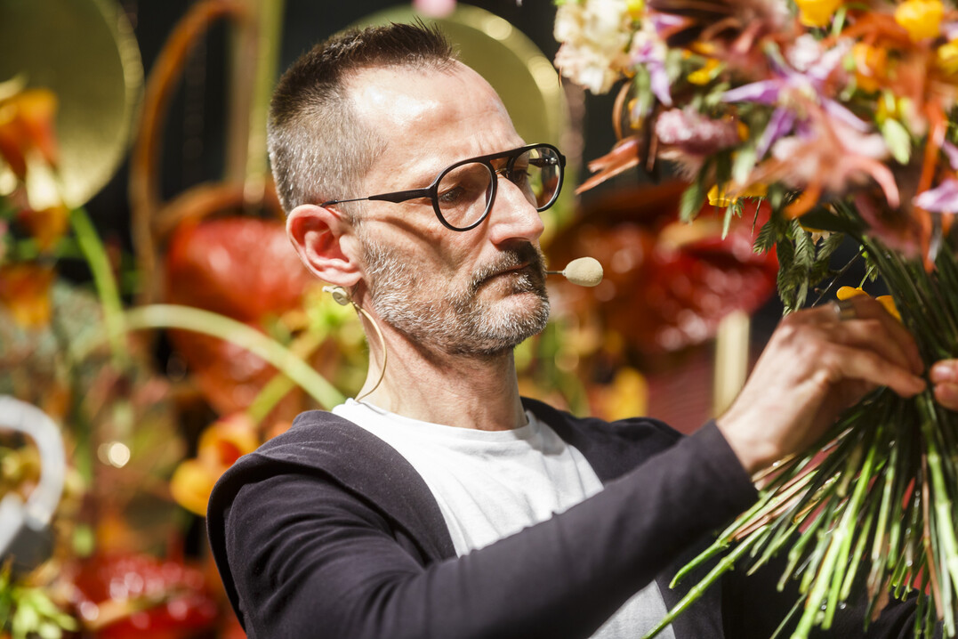 Unter Federführung der internationalen Online-Lehrplattform "FLOOS - the crafter"s secret" werden internationale Größen der Floristik-Welt in Essen erwartet. Auf der IPM 2020 stand unter anderem der Spanier Àlex Segura auf der Showbühne.