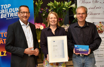 Birte und Kai Jentsch (r.) wurden 2023 f�r die Ausbildungserfolge von der IHK L�beck ausgezeichnet. 