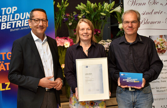 Birte und Kai Jentsch (r.) wurden 2023 f�r die Ausbildungserfolge von der IHK L�beck ausgezeichnet. 