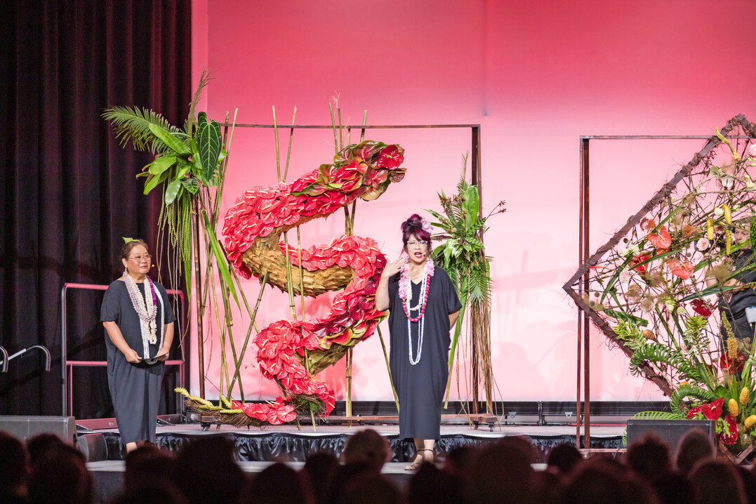 Die Blumendesignerinnen Brenna Quan und Sue Tabbal-Yamaguchi vom American Institute of Floral Designers (AIFD) f�hren durch die B�hnenshow.